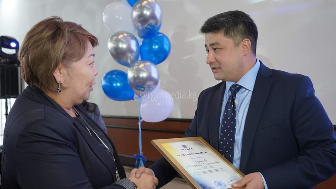 үү адистештирилген жабдуулар менен жабдылган аба жүктөрдү жана учактагы тамактануу тейлөө борбору кирет. «Манас Менеджмент Компаниясы» Эл аралык Ишкерлер кеңешинин, Кыргыз Республикасынын Соода-өнөр жай палатасынын, Жарандык авиация ишканаларынын Ассоциациясынын Юридикалык жактардын Ассоциациясынын толук кандуу мүчөсү, жана “ISO 22000” эл аралык сапат стандартынын сертификаты бар экендигин сыймыктануу менен белгилей алабыз. Аталган иш чарада «МЭА» ААК Башкармалыгынын төрагасы Манасбек Самидинов куттуктоо сөзүн сүйлөп. Анда төрага «Манас Менеджмент Компаниясынын» кызматкерлерине кесиптик компетенттүүлүгүнүн, чыгармачылыгынын жана өнүгүүгө болгон тынымсыз умтулуусунун аркасында таасирдүү бийиктиктерге жетишкени үчүн ыраазычылык билдирди. **** ЗАО «КММ» в структуре ОАО «МАМ» отметило 25 лет своей успешной деятельности В этом году «Компания Манас Менеджмент» в структуре ОАО «Международный аэропорт Манас» отмечает свой 25ти летний юбилей. ЗАО «Компания Манас Менеджмент» включает в себя Воздушно-грузовой и Центр бортового питания, которые оснащены всем необходимым специализированным оборудованием для эффективного и своевременного обслуживания воздушных судов. На сегодняшний день компания является действительным членом IBC (Международный Деловой Совет), ТПП Кыргызской Республики, Объединения юридических лиц Ассоциации Авиационных предприятий Гражданской Авиации, и одной из лучших компаний по бортовому питанию среди стран СНГ, имея сертификат по международному стандарту качества продукции «ISO 22000». На торжественном мероприятии с поздравительной речью выступил Председатель Правления ОАО «МАМ» Манасбек Самидинович Самидинов. В своей речи он выразил благодарность сотрудникам ЗАО КММ за достижение впечатляющих высот благодаря своей профессиональной компетентности, творческому подходу и непрерывному стремлению к развитию и вручил почетные грамоты отличившимся сотрудникам. #airportkg #airportmanas #манасменеджмент #МанасбекСамидинов